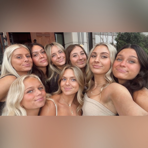 Meet your Posher, Hailey - Picture 4 of 6